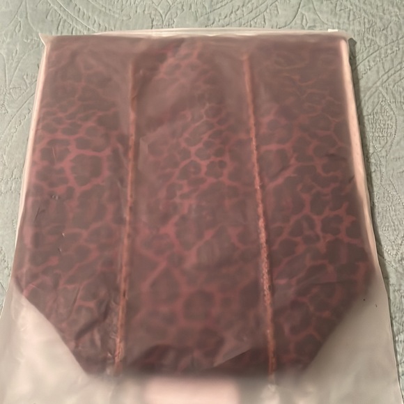 Laken Paige Neoprene large Tote in Leopard Print - Picture 3 of 8